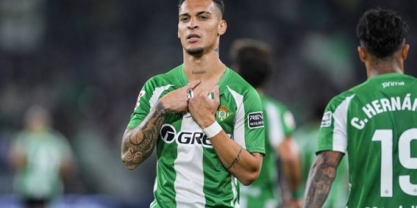 一日英超动向：曼城再具争冠实力，萨拉赫猛批斯洛特引发矛盾